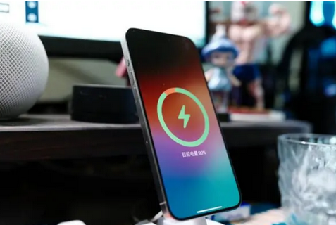 莒县苹果15换屏服务分享用什么充电器给iPhone15充电更好 